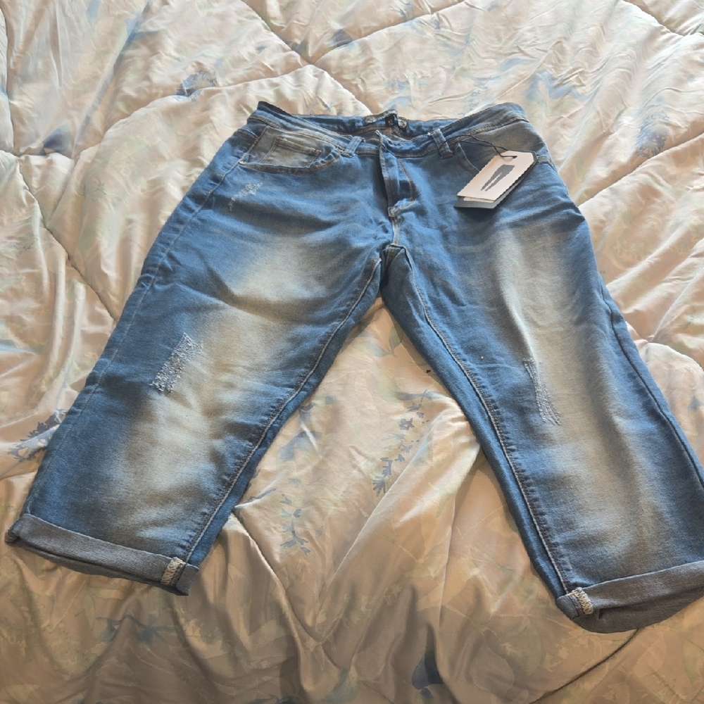 Arizona Jean Company Light Blue Cropped Jeans